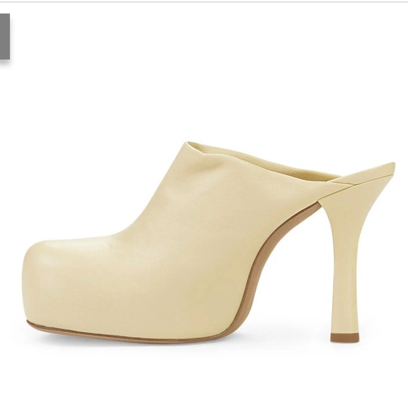 BOTTEGA VENETA Women’s Bold Leather Mules Butter Size 35.5 5.5 NIB - Picture 1 of 5